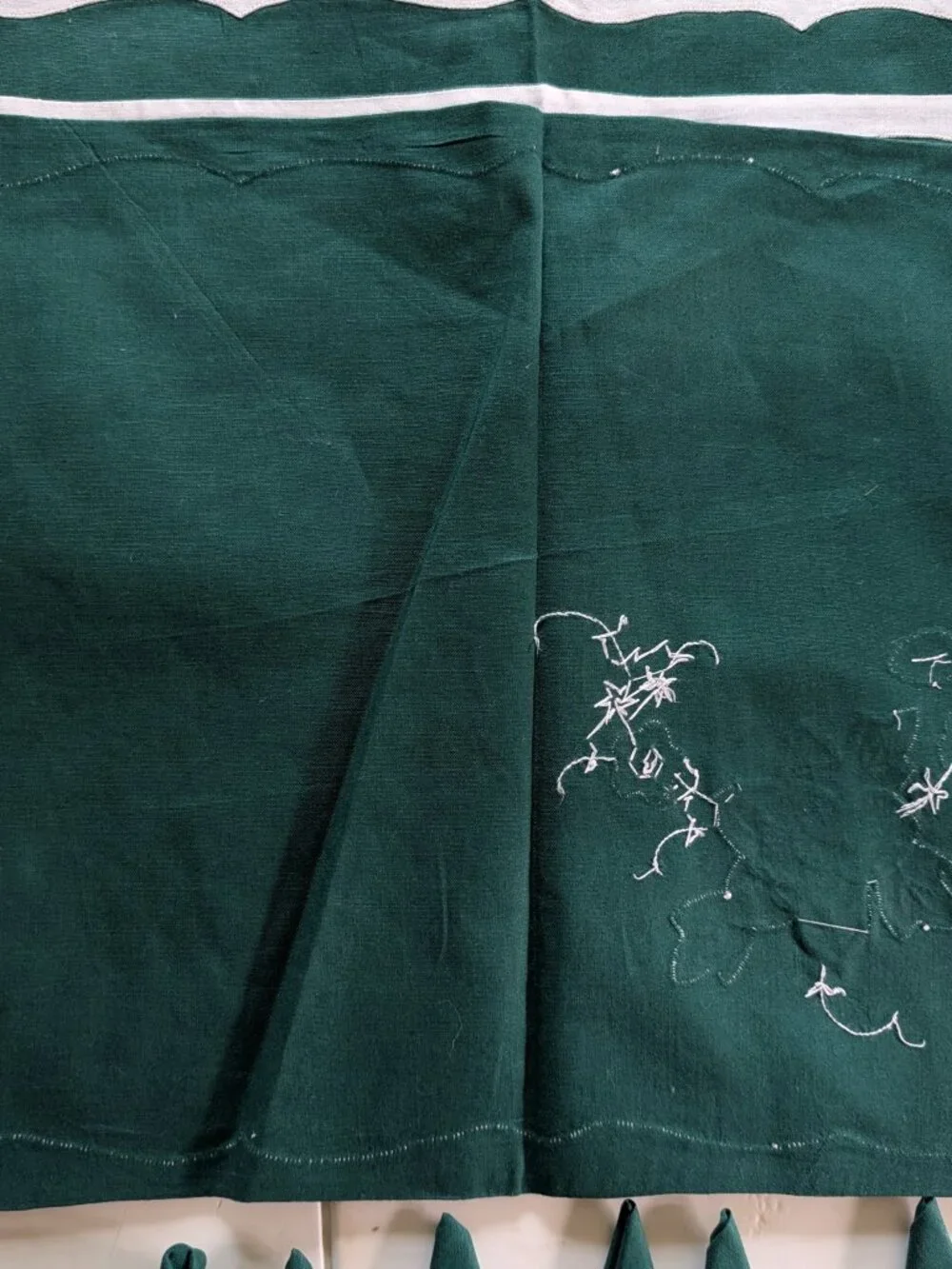 VTG Set of 6 Green Floral Applique Placemats & Napkins White Scalloped NOS